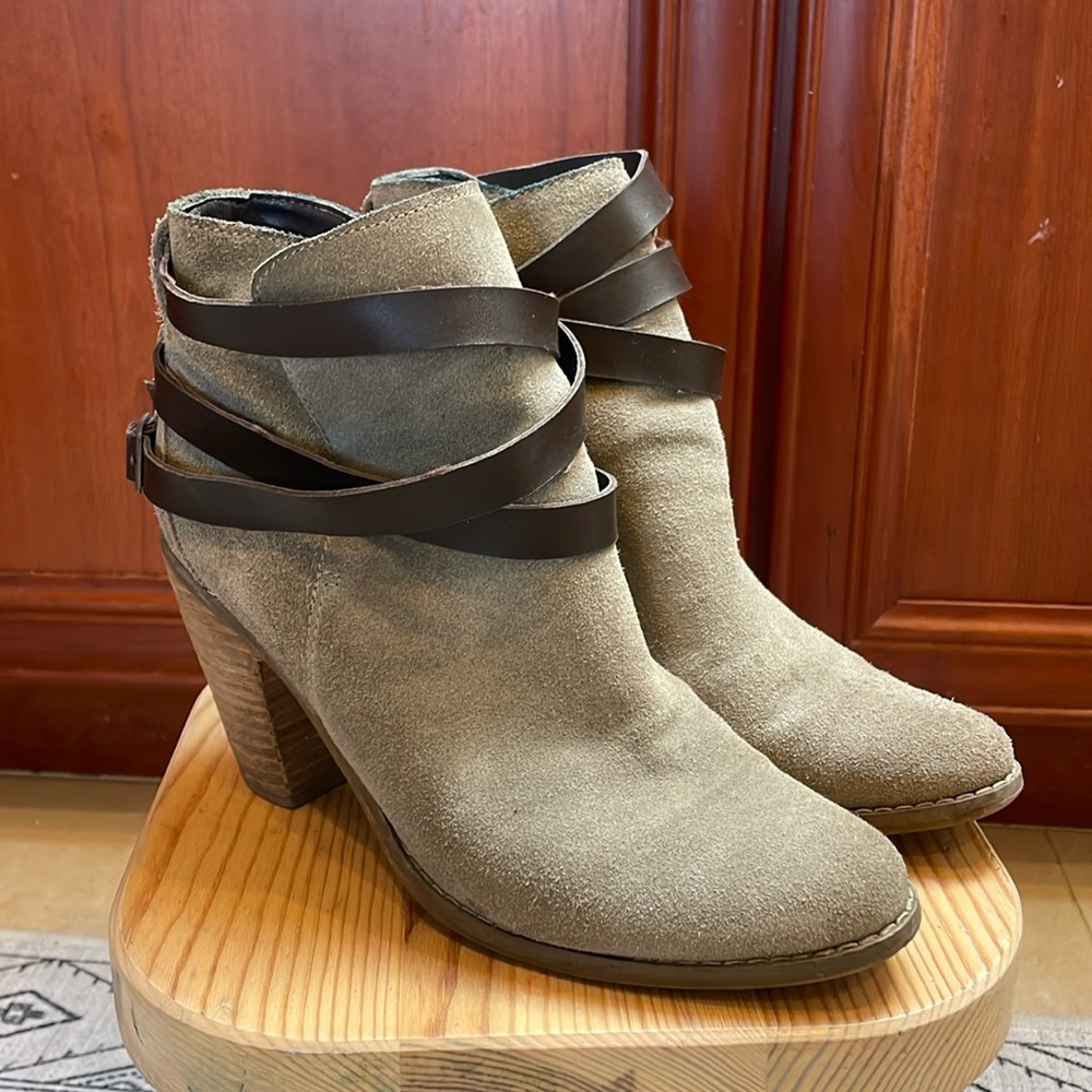 DV by Dolce Vita size 8 Suede and Leather Booties
